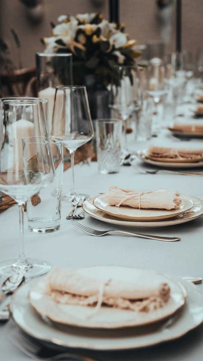 Gedeckte Hochzeitstafel mit Gläsern und Servietten